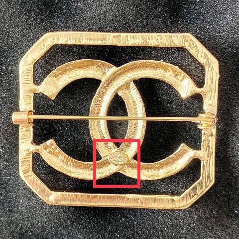  Cài Áo Nam, Nữ - Chanel Màu Vàng Bản To Pha Lê Trắng (BT) 