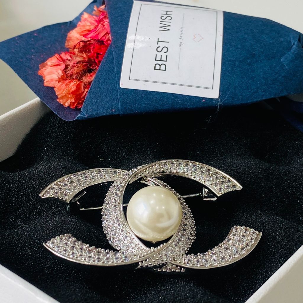  Cài Áo Chanel Màu Trắng Ngọc Trai & Pha Lê (BR) 