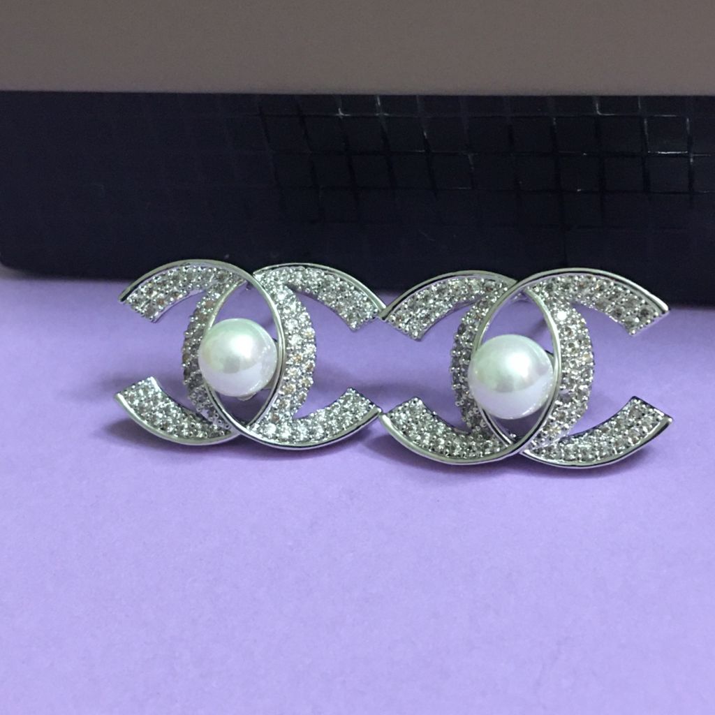  Bông Tai Chanel Màu Trắng Ngọc Trai & Pha Lê (AK) 