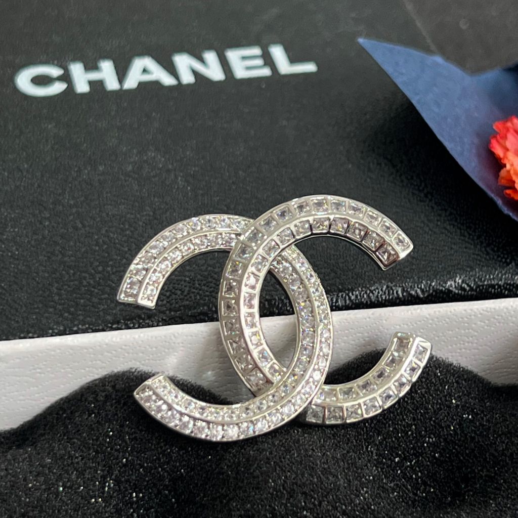  Cài Áo Chanel Màu Trắng Pha Lê (CU) 