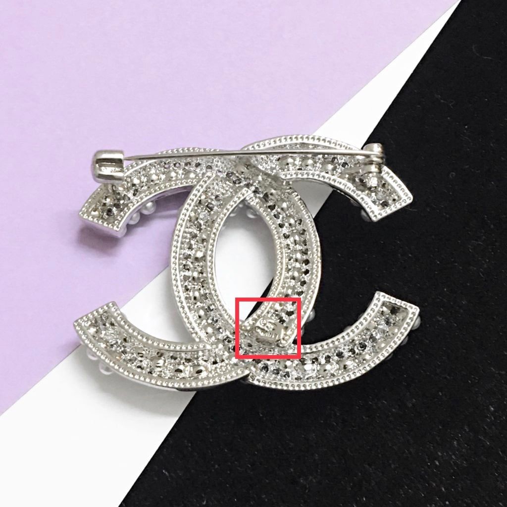  Cài Áo Nam, Nữ - Chanel Màu Trắng Ngọc Trai & Pha Lê (BH) 