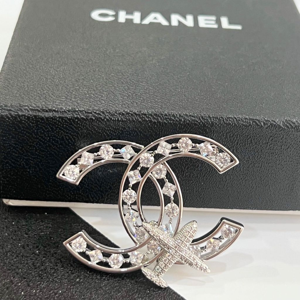  Cài Áo Chanel Máy Bay Màu Trắng Pha Lê (CO) 