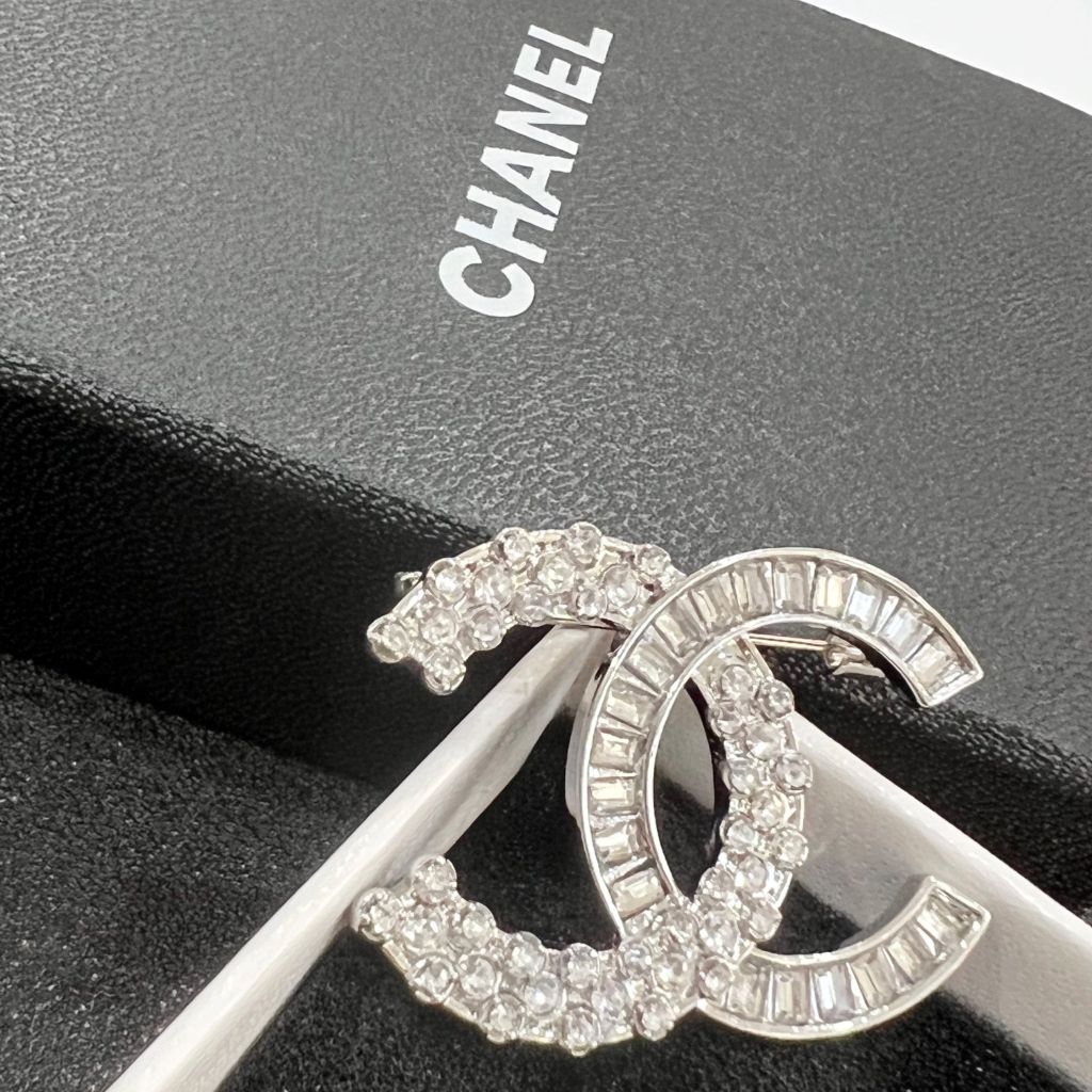 Cài Áo Chanel Màu Trắng Pha Lê (CS) 