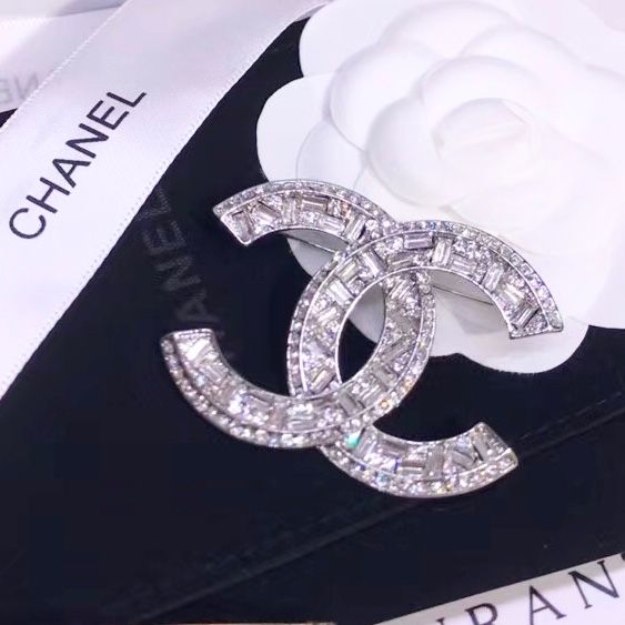  Cài Áo Nam, Nữ - Chanel Màu Trắng Bản To Pha Lê (CM) 
