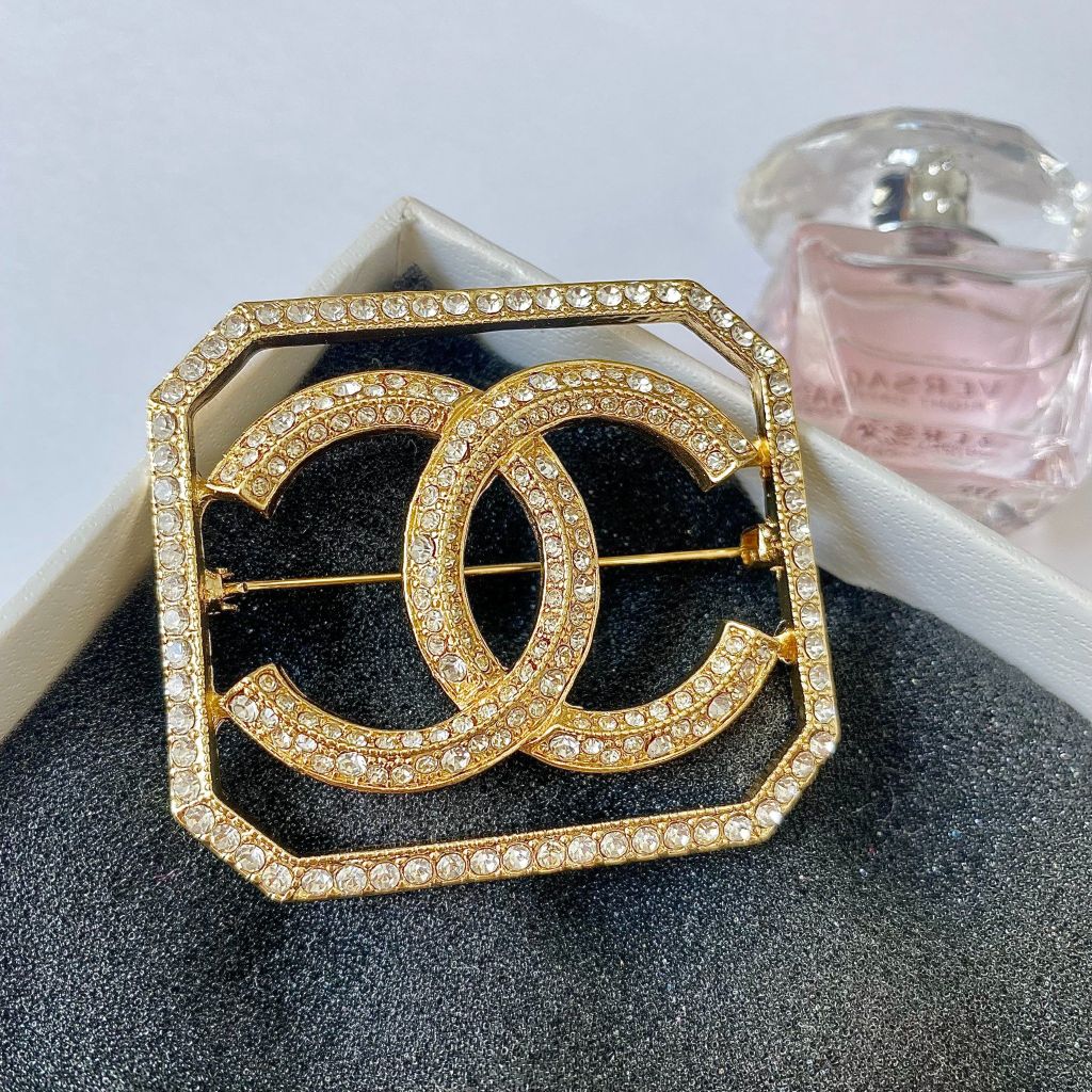  Cài Áo Nam, Nữ - Chanel Màu Vàng Bản To Pha Lê Trắng (BT) 