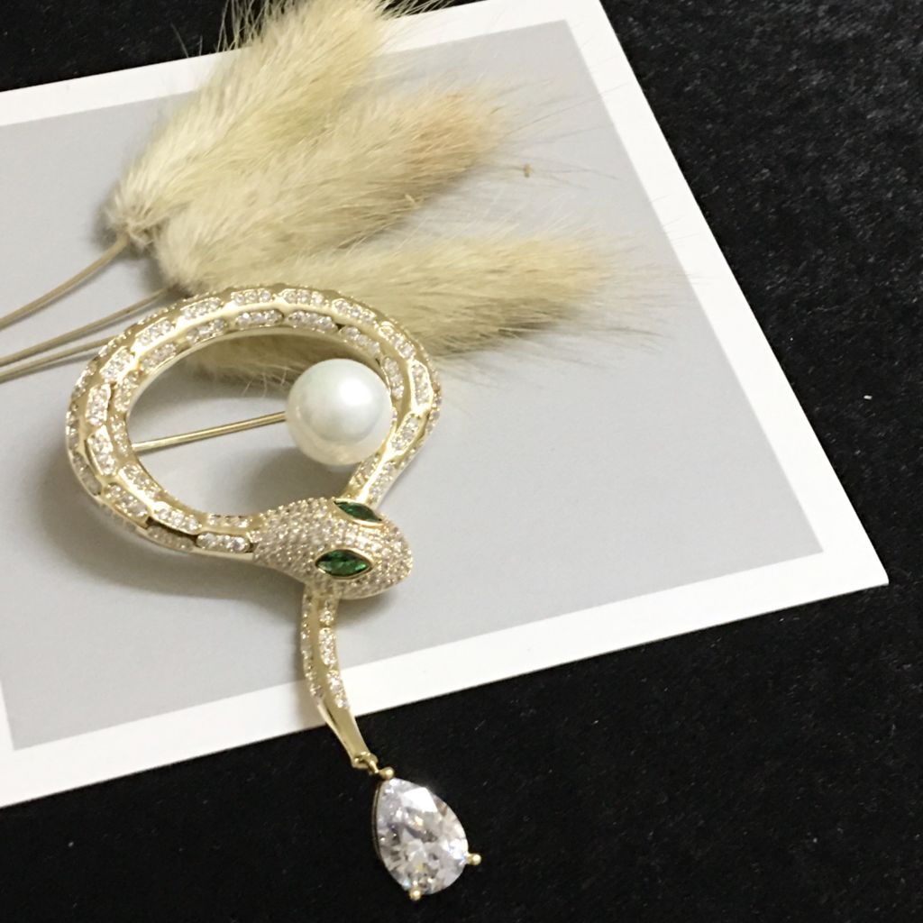  Cài Áo Nam, Nữ - APM Con Rắn Ngọc Trai & Pha Lê Xanh, Trắng 
