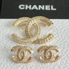  Bộ Trang Sức Chanel Màu Vàng - Cài Áo & Bông Tai Pha Lê Trắng (AK) 
