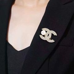  Cài Áo Chanel Màu Vàng Ngọc Trai & Pha Lê Trắng (BC) 