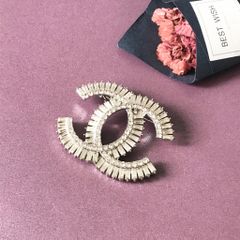  Cài Áo Nam, Nữ - Chanel Màu Trắng Bản To Pha Lê (BY) 