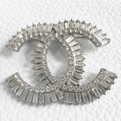  Cài Áo Nam, Nữ - Chanel Màu Trắng Bản To Pha Lê (BY) 