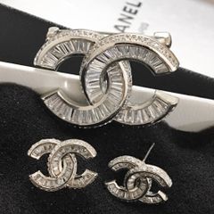  Bộ Trang Sức Chanel Trắng - Cài Áo & Bông Tai Pha Lê (AC) 