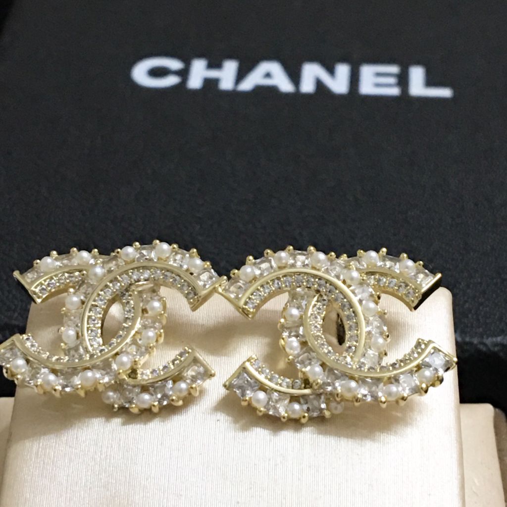  Bông Tai Chanel Bản To Màu Vàng Ngọc Trai & Pha Lê Trắng (BK) 