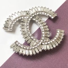  Cài Áo Nam, Nữ - Chanel Màu Trắng Bản To Pha Lê (BY) 