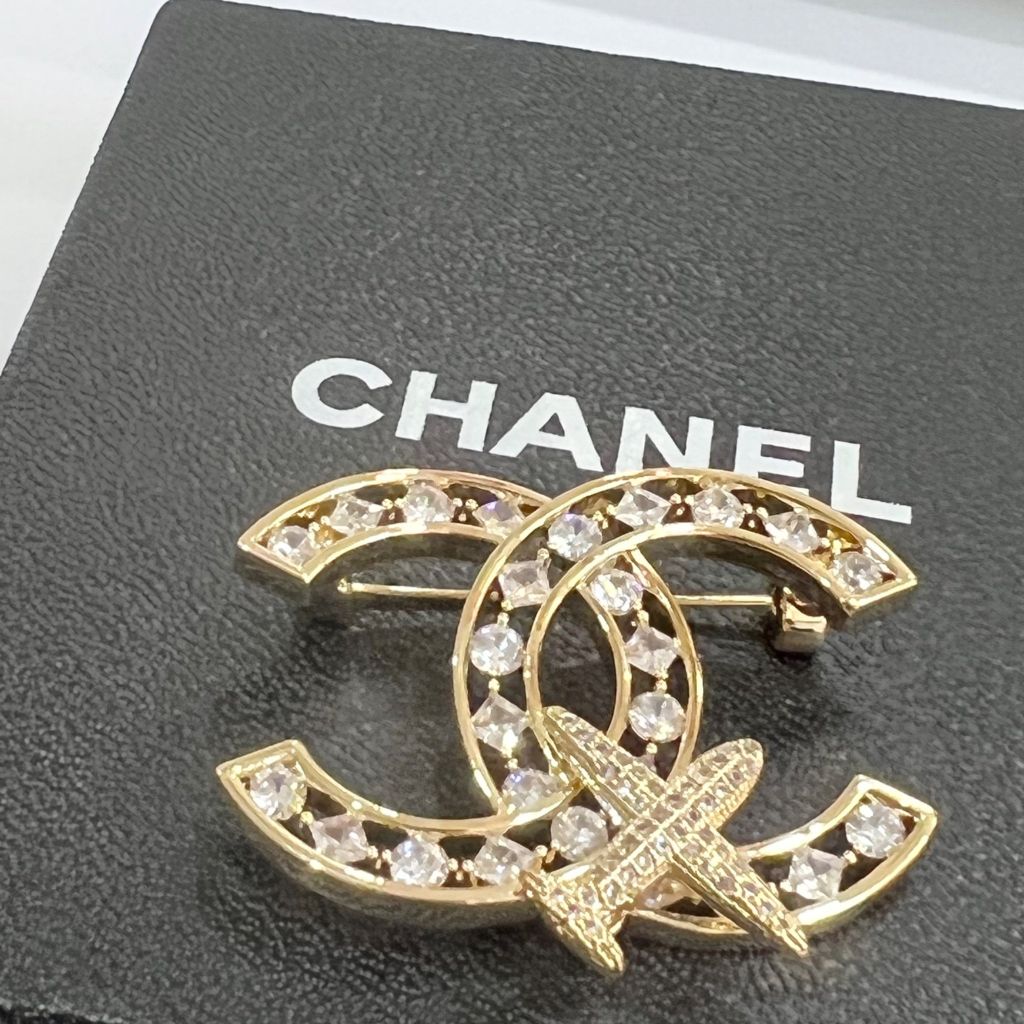  Cài Áo Chanel Máy Bay Màu Vàng Pha Lê Trắng (CP) 