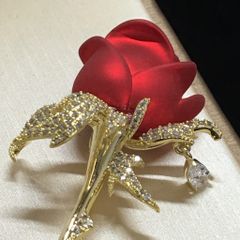  Cài Áo Hoa Hồng Đỏ Pha Lê Trắng (AI) 