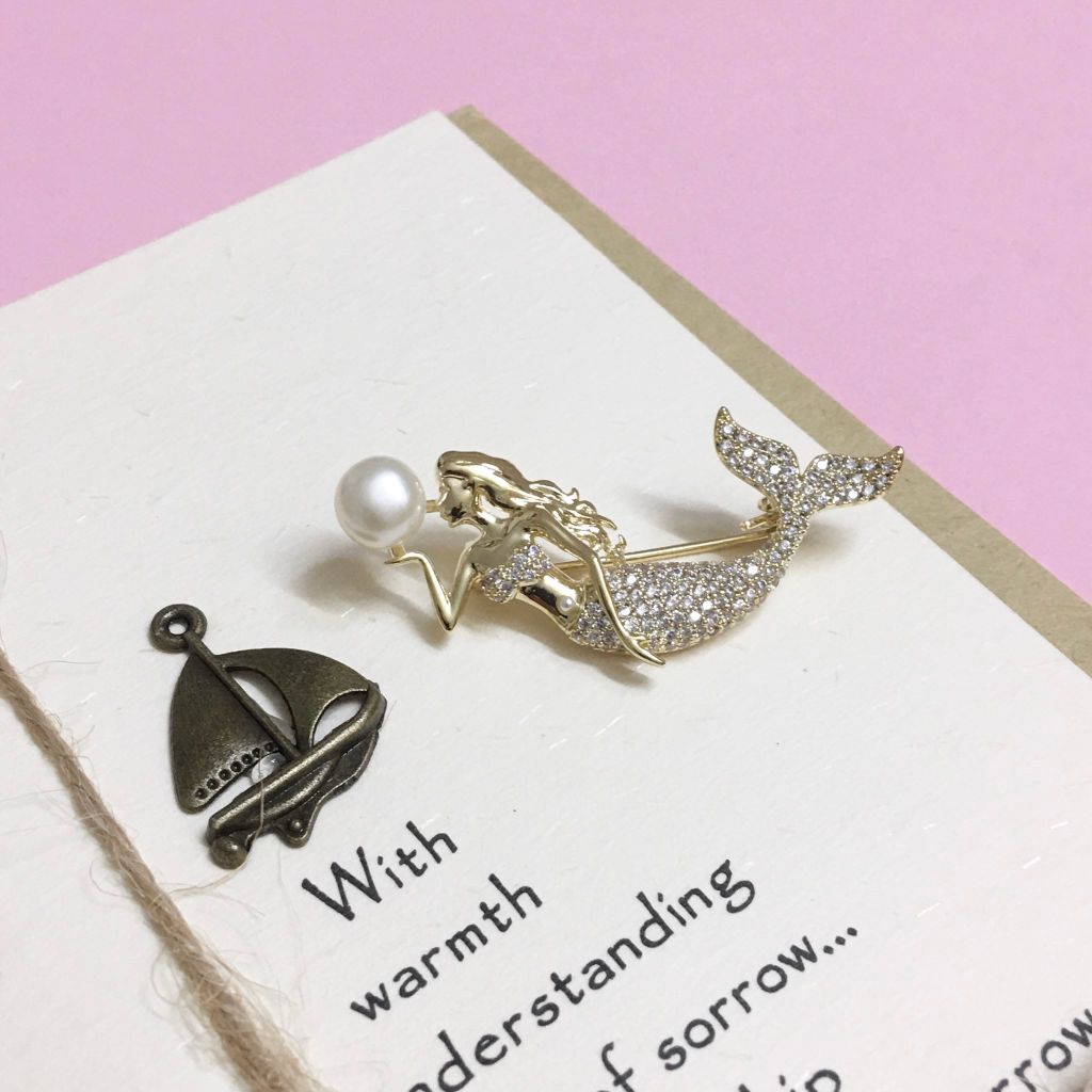  Cài Áo Nàng Tiên Cá Ngọc Trai & Pha Lê Trắng 