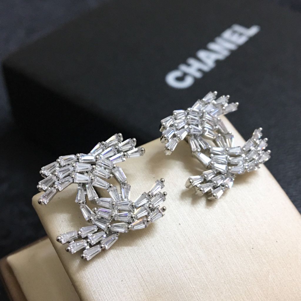  Bộ Trang Sức Chanel Trắng - Cài Áo & Bông Tai Pha Lê (AG) 