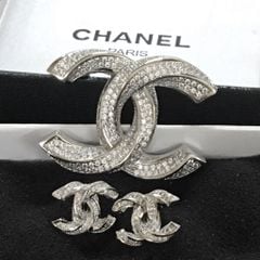  Bộ Trang Sức Chanel Trắng - Cài Áo & Bông Tai Pha Lê (AB) 