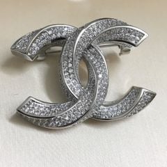  Bộ Trang Sức Chanel Trắng - Cài Áo & Bông Tai Pha Lê (AB) 