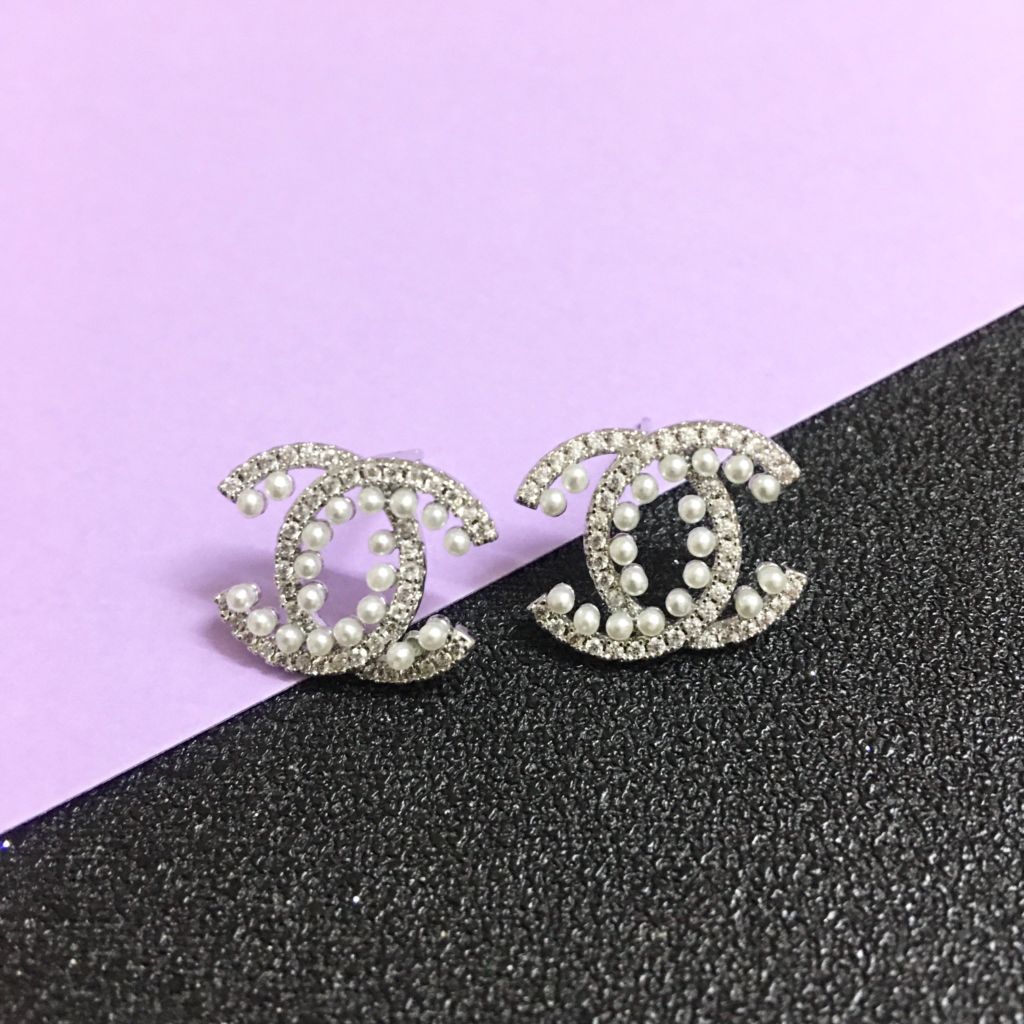  Bông Tai Chanel Màu Trắng Ngọc Trai & Pha Lê (AY) 