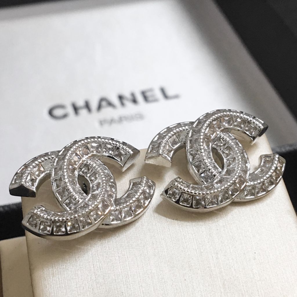  Bông Tai Chanel Bản To Màu Trắng Pha Lê (AU) 