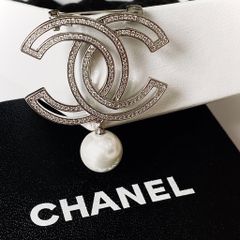  Cài Áo Chanel Màu Trắng Ngọc Trai & Pha Lê (BT) 