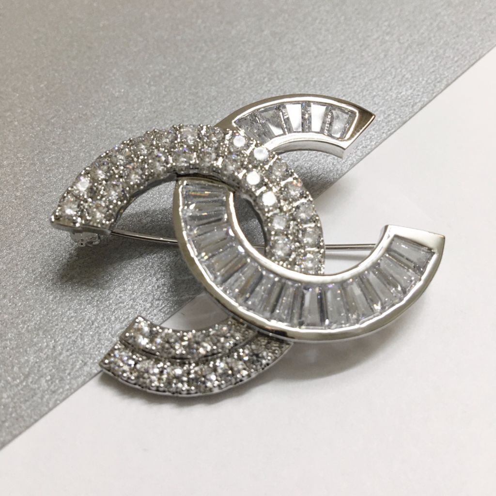  Bộ Trang Sức Chanel Trắng - Cài Áo & Bông Tai Pha Lê (AH) 