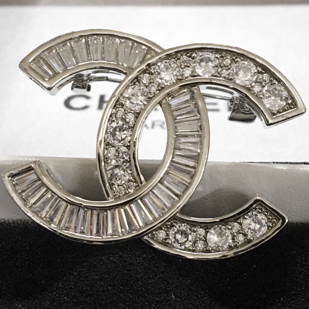  Cài Áo Nam, Nữ - Chanel Màu Trắng Pha Lê (AX) 