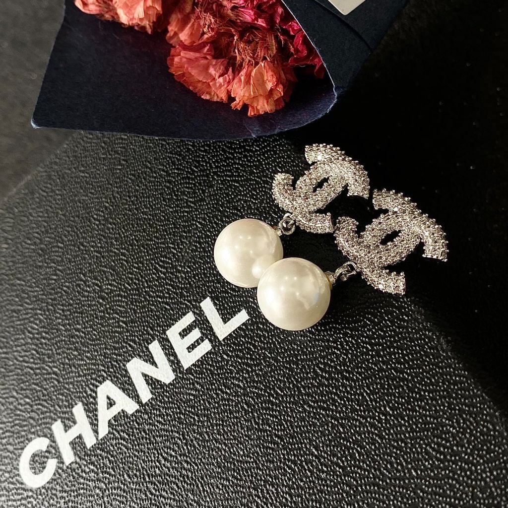  Bông Tai Chanel Màu Trắng Ngọc Trai & Pha Lê (CD) 