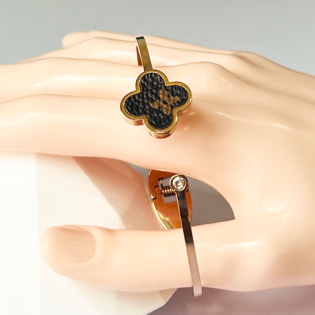  Vòng Tay TiTan Cao Cấp - LV Cỏ 4 Lá May Mắn Bằng Da & Pha Lê (AO) 