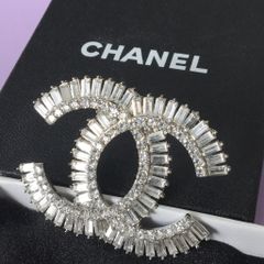  Cài Áo Nam, Nữ - Chanel Màu Trắng Bản To Pha Lê (BY) 