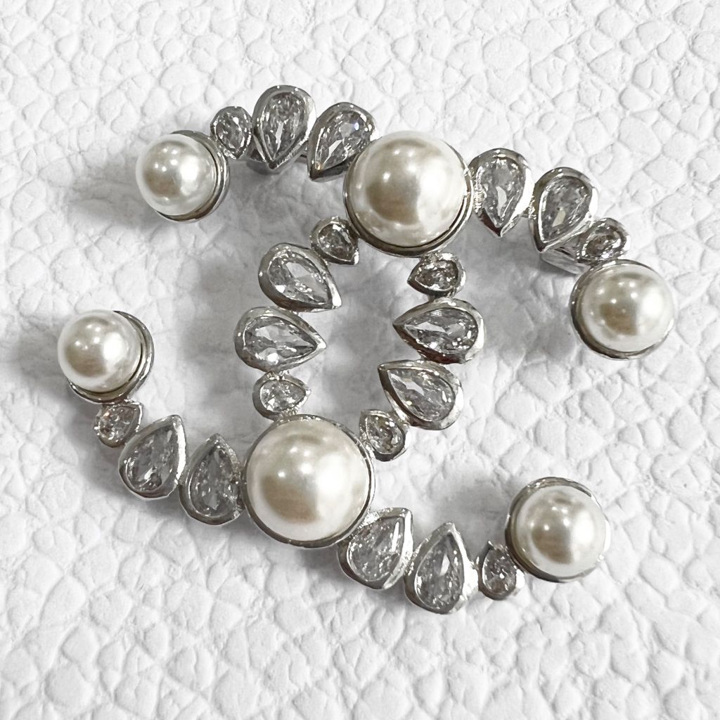  Cài Áo Nam, Nữ - Chanel Màu Trắng Ngọc Trai & Pha Lê (BW) 