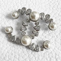  Cài Áo Nam, Nữ - Chanel Màu Trắng Ngọc Trai & Pha Lê (BW) 