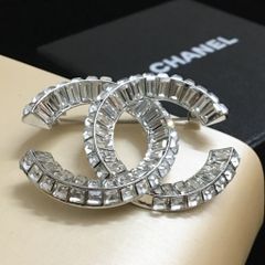  Cài Áo Nam, Nữ - Chanel Màu Trắng Bản To Pha Lê (BP) 