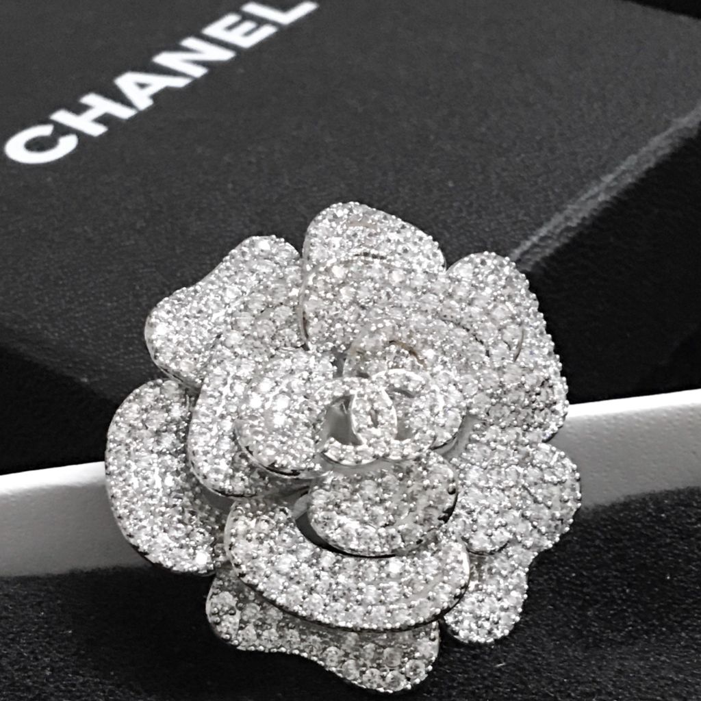  Cài Áo Hoa Trà Chanel Pha Lê Trắng (BF) 