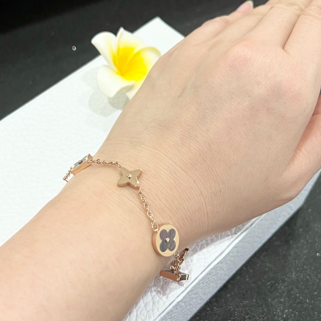  Vòng Tay TiTan Cao Cấp - LV Cỏ 4 Lá May Mắn Màu Vàng Hồng Vỏ Trai Thiên Nhiên (AE) 