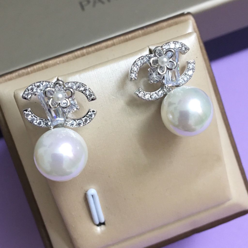  Bông Tai Cánh Hoa Chanel Màu Trắng Ngọc Trai & Pha Lê (AX) 