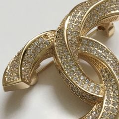  Bộ Trang Sức Chanel Màu Vàng Hồng - Cài Áo & Bông Tai Pha Lê Trắng (AA) 