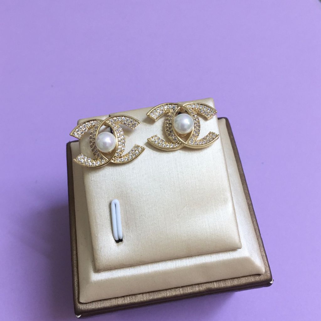  Bộ Trang Sức Chanel Vàng Hồng - Cài Áo & Bông Tai Ngọc Trai & Pha Lê Trắng (AE) 