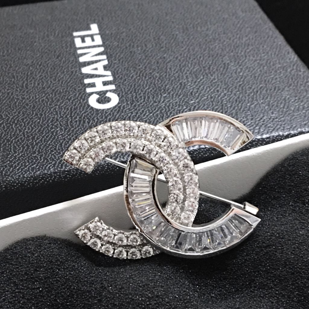  Bộ Trang Sức Chanel Trắng - Cài Áo & Bông Tai Pha Lê (AH) 