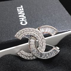  Bộ Trang Sức Chanel Trắng - Cài Áo & Bông Tai Pha Lê (AH) 