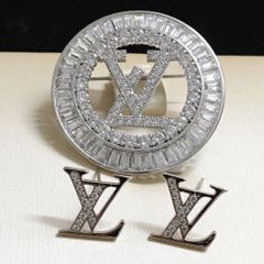  Bộ Trang Sức LV Trắng - Cài Áo & Bông Tai Pha Lê (AA) 