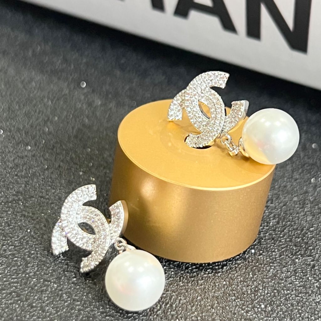  Bông Tai Chanel Màu Trắng Ngọc Trai & Pha Lê (CG) 