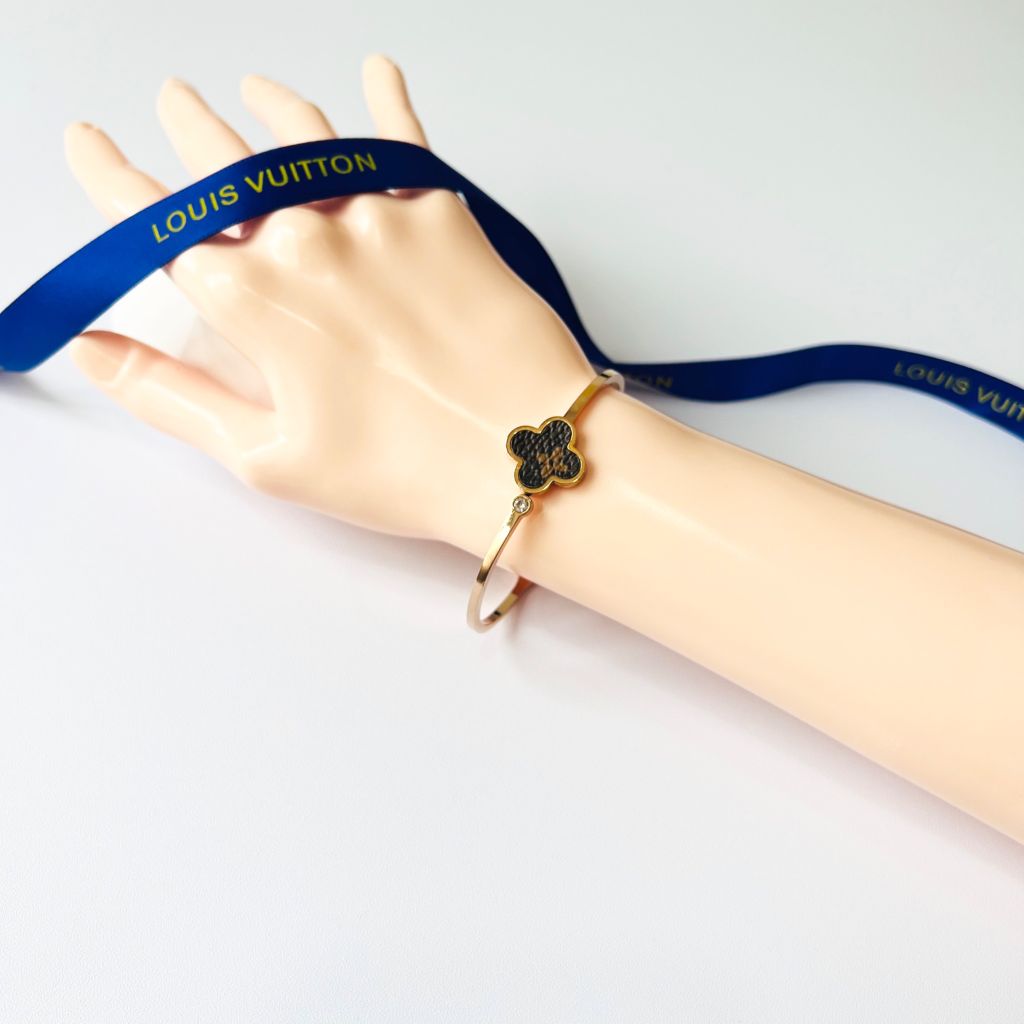  Vòng Tay TiTan Cao Cấp - LV Cỏ 4 Lá May Mắn Bằng Da & Pha Lê (AO) 