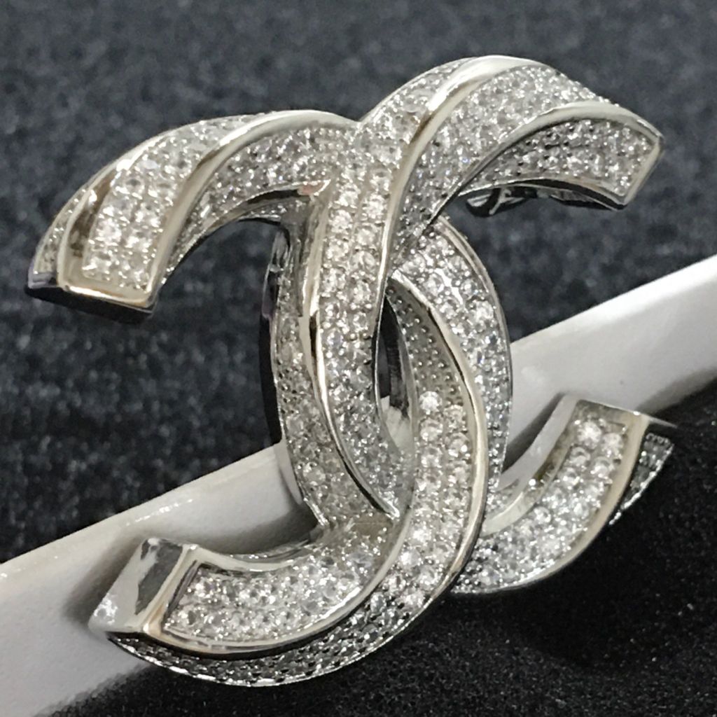  Cài Áo Nam, Nữ - Chanel Xoắn Màu Trắng Pha Lê (AY) 