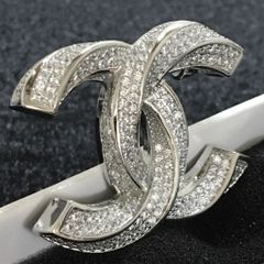  Cài Áo Nam, Nữ - Chanel Xoắn Màu Trắng Pha Lê (AY) 