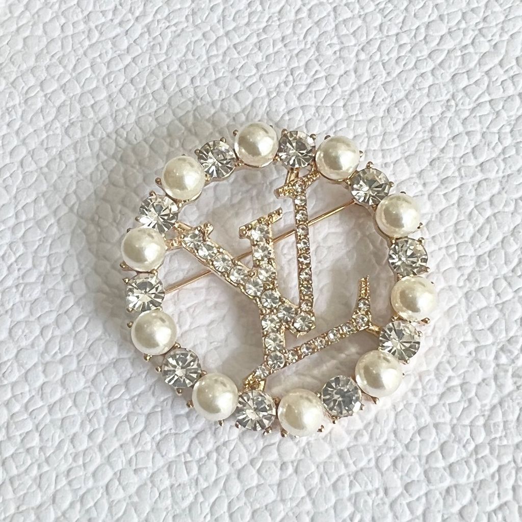  Cài Áo Nam, Nữ - LV Màu Vàng Ngọc Trai & Pha Lê Trắng (AD) 