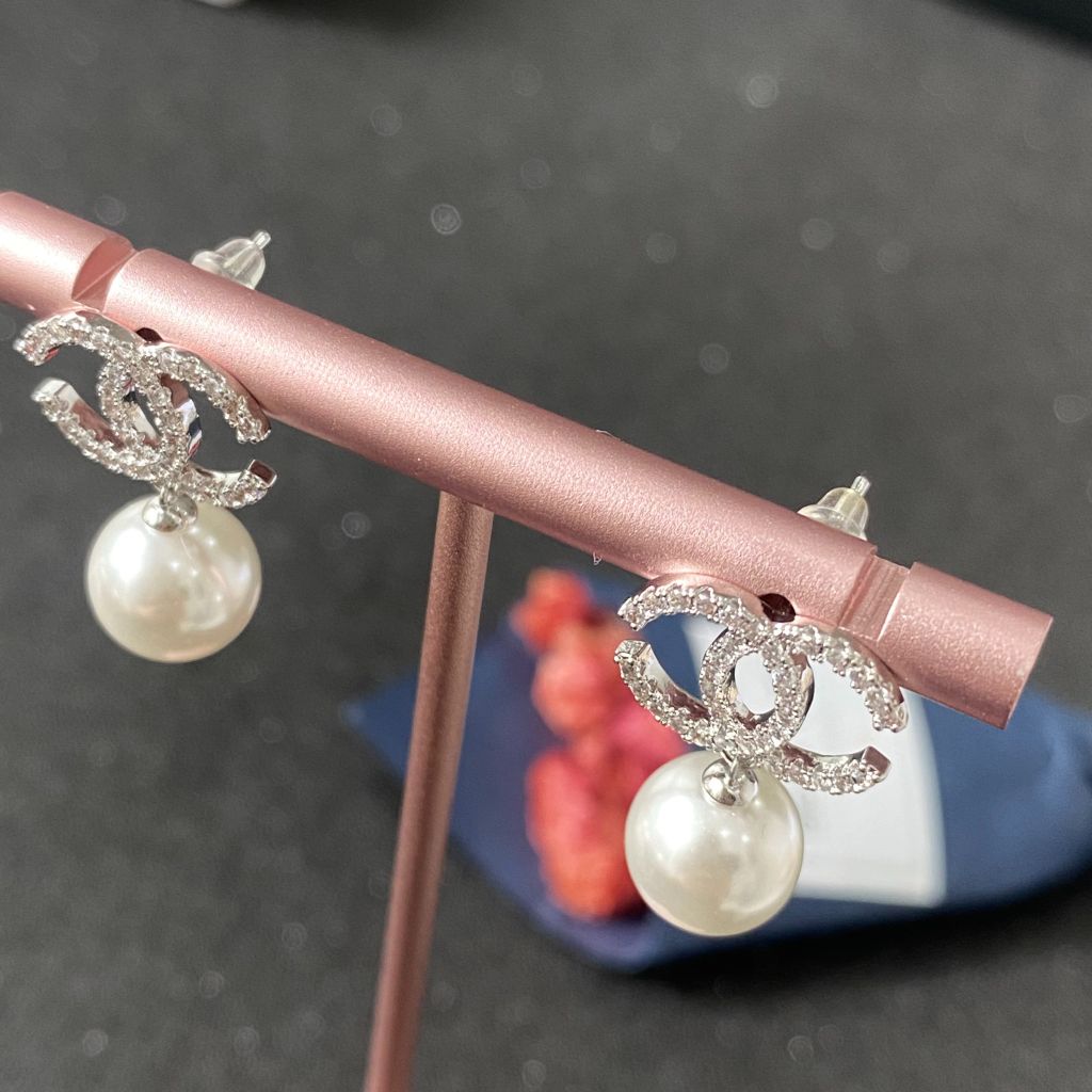  Bông Tai Chanel Màu Trắng Ngọc Trai & Pha Lê (CJ) 