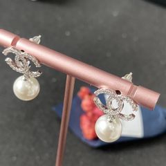  Bông Tai Chanel Màu Trắng Ngọc Trai & Pha Lê (CJ) 