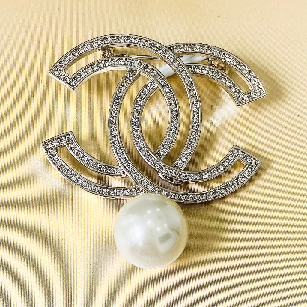  Cài Áo Chanel Màu Trắng Ngọc Trai & Pha Lê (BT) 